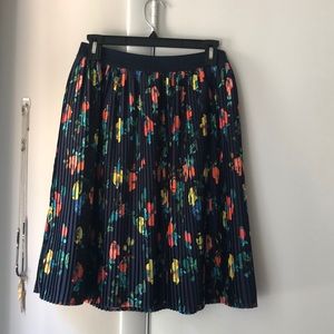 Knee length pleated skirt